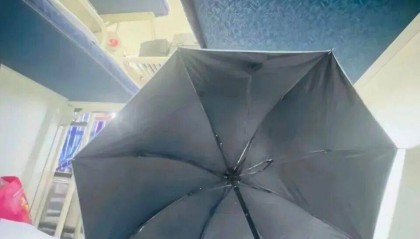 女生躺火车卧铺打伞遮隐私，“过道坐着两名陌生男乘客”，12306回应