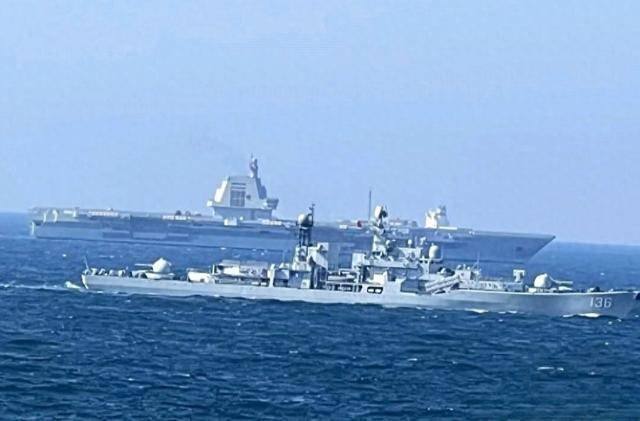 福建舰穿越台海！日本坐不住了：机舰全程紧盯，亮出电磁轨道炮