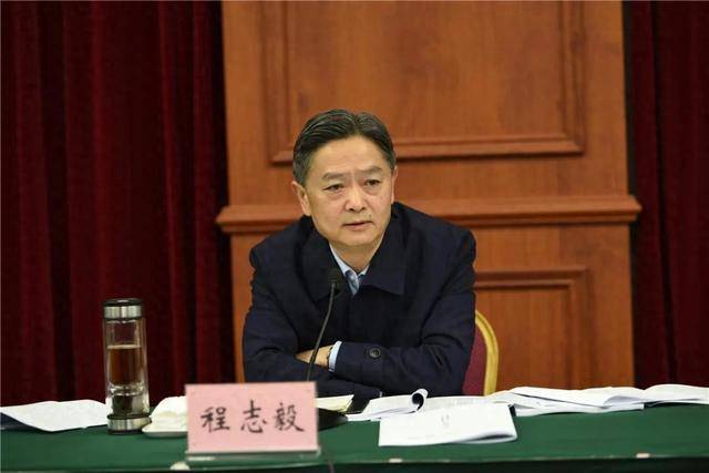 官方披露:当了18年正厅级的程志毅,身边围了多名老板,多次出入别墅会所