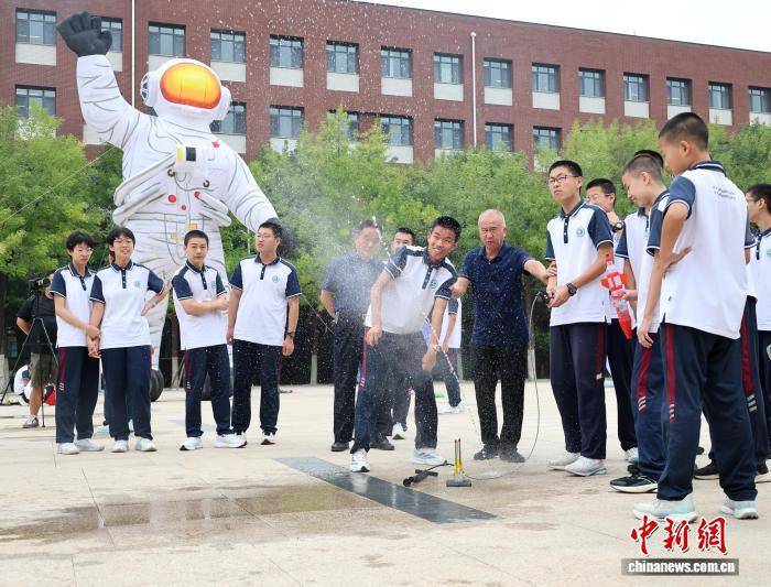 中国“火箭班”在山东济南揭牌成立