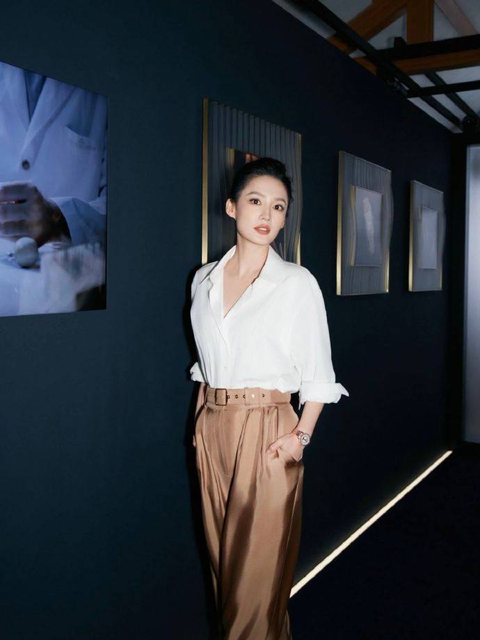 “贵姐”陈慧琳穿露肩装状态如32,董璇黑色长裙彰显”地母“风范