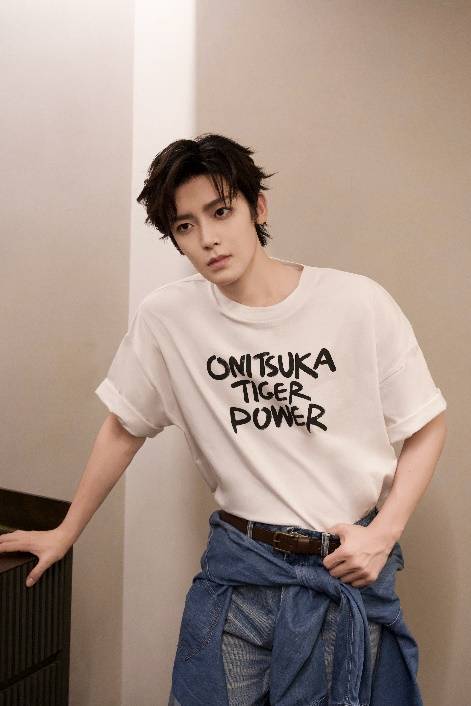 “贵姐”陈慧琳穿露肩装状态如32,董璇黑色长裙彰显”地母“风范