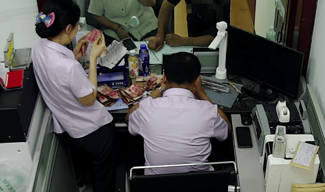 大连一老人将10万元现金埋地下,两年后挖出来一看,蒙了…