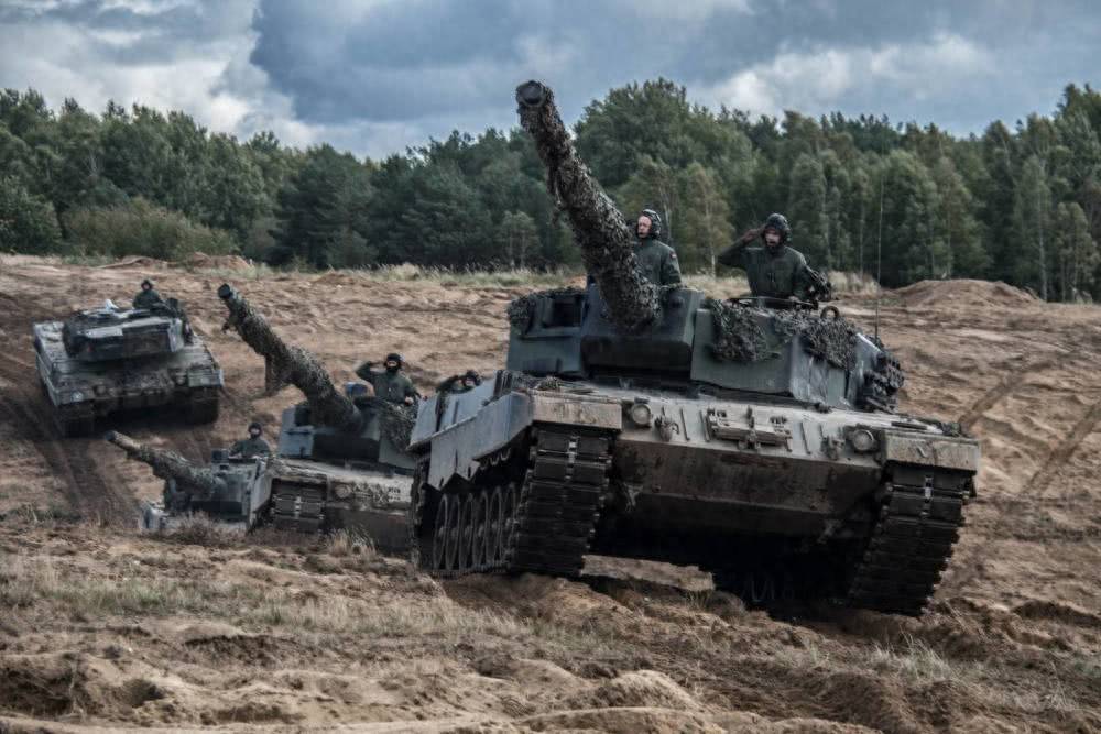 波兰宣布出兵,派4万大军堵俄罗斯家门口,美荷法意等多国战机参战!