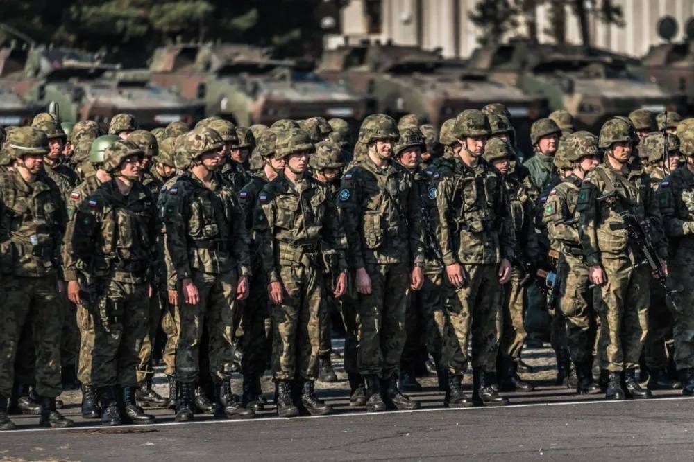 波兰宣布出兵,派4万大军堵俄罗斯家门口,美荷法意等多国战机参战!