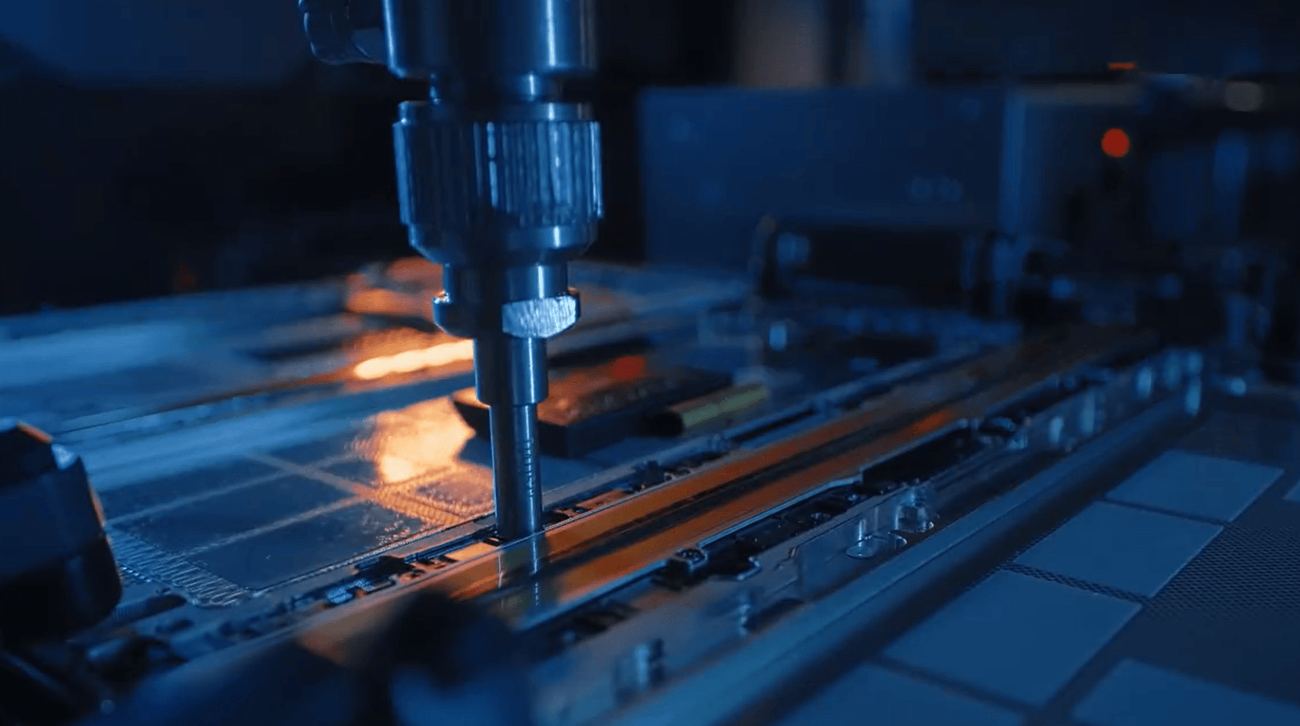 华为三折叠产线首次曝光 何刚称五年投入打造“唯一”