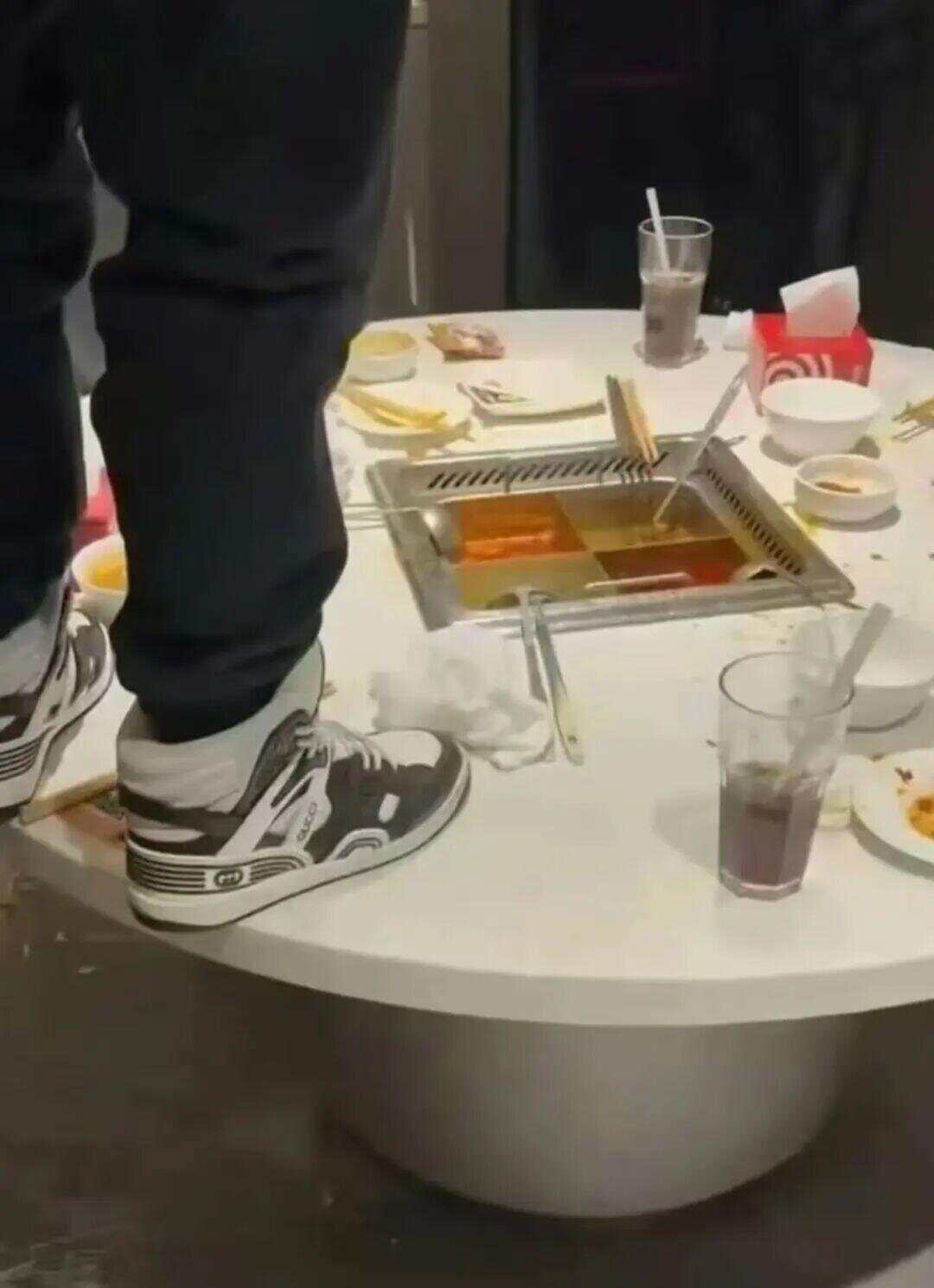 海底捞火锅店有人“向火锅小便”？一审宣判：当事人及其父母赔偿海底捞各类损失220万元！