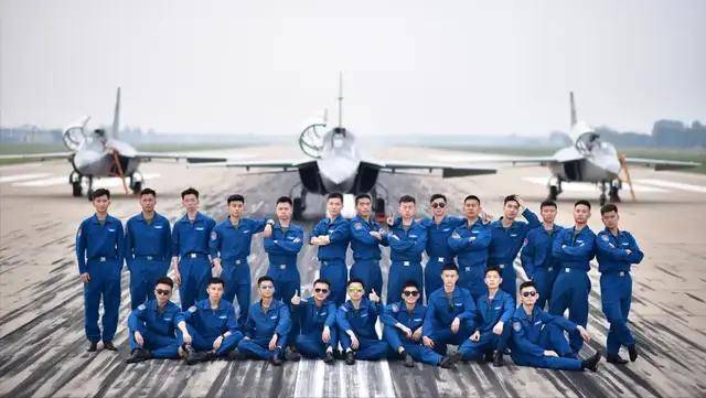 有歼20驾驶证!男子冒充飞行员,与100多女性搞暧昧,诈骗上万元