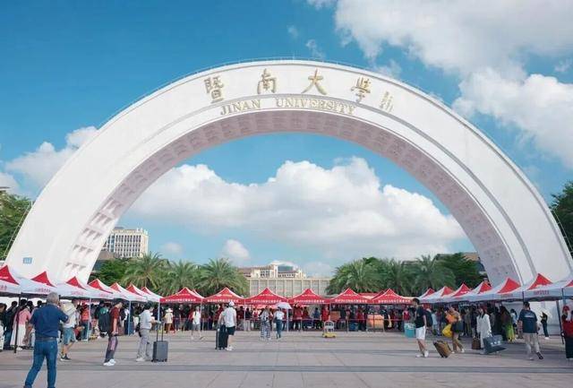 全红婵已到暨南大学报到,与体育学院院长苏炳添合影留念