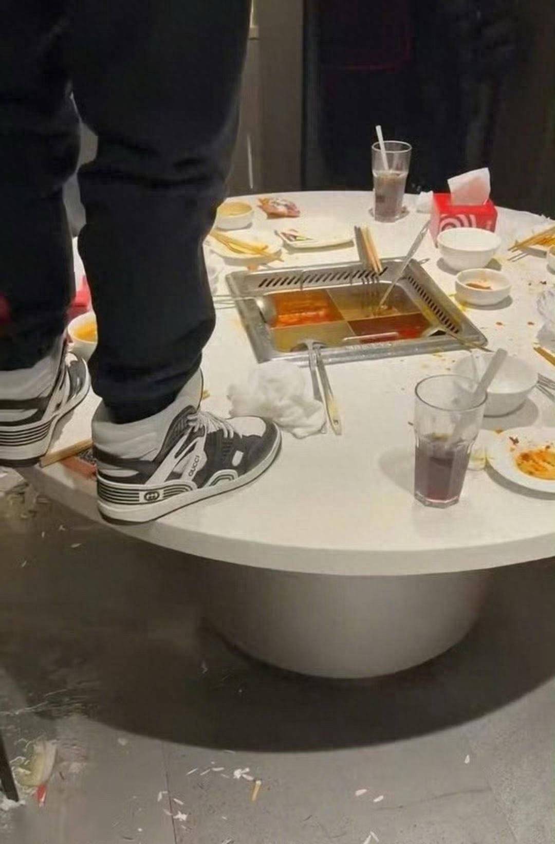 海底捞“小便门”涉案者父母被判赔220万元,律师:明确监护人责任,合理确定赔偿