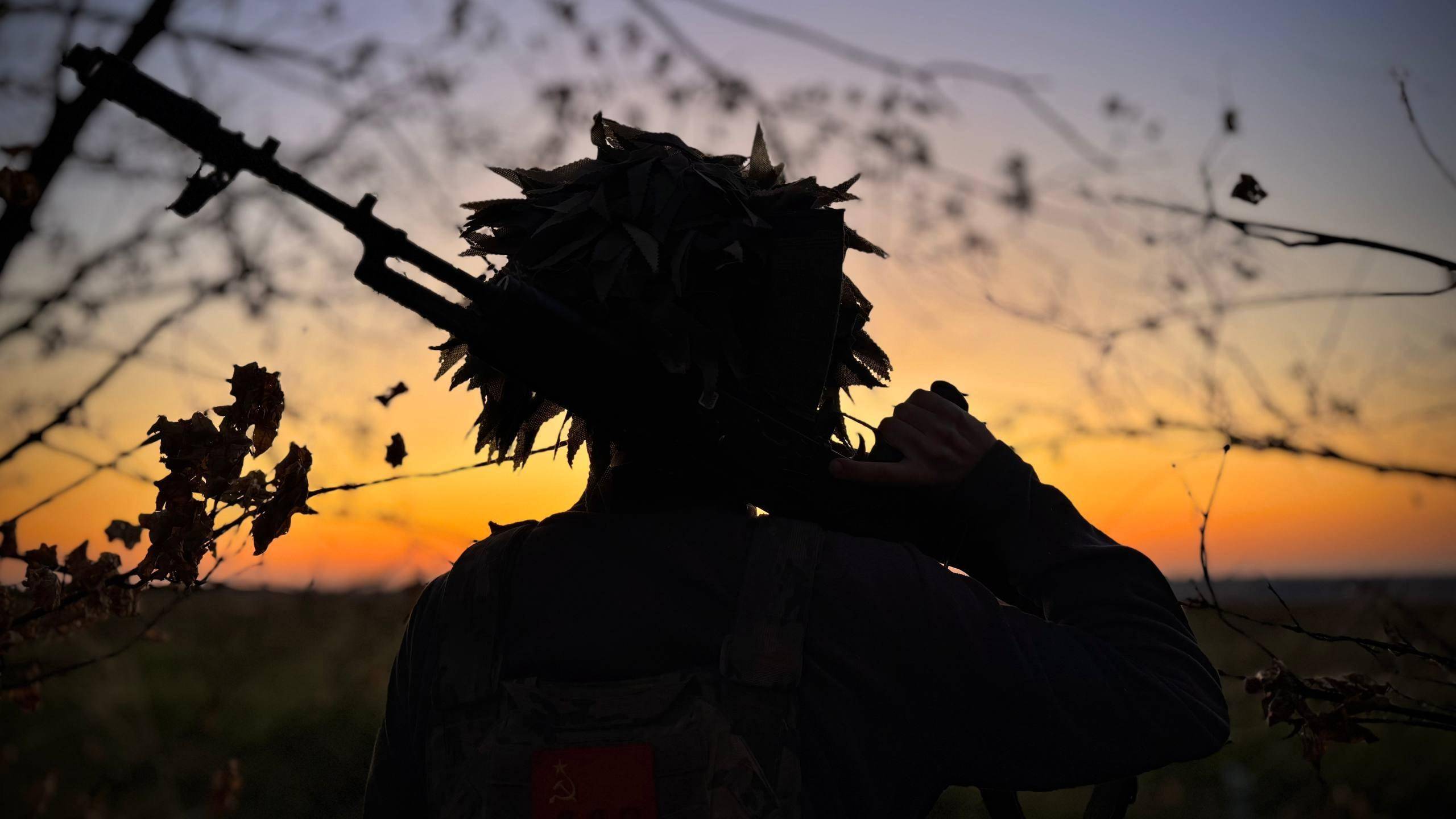 俄军敢死队爬了4天管道,一下子杀入库皮扬斯克市,打懵守城乌军