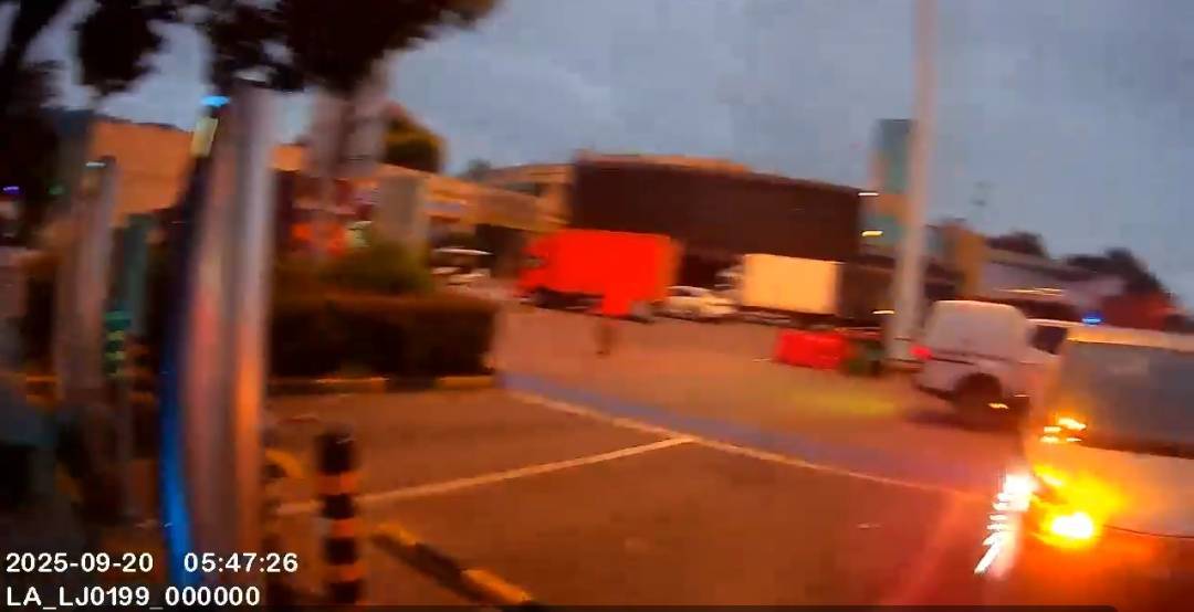 这是高速啊!新能源汽车突然没电,司机蛮力推行2公里…