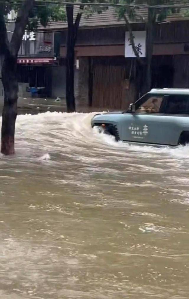 珠海一司机台风天驾车造浪冲碎店铺玻璃 警方:已传唤司机