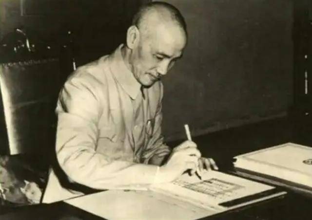 1949年新中国成立时,蒋介石尚未离开大陆,他在哪,又做了什么?