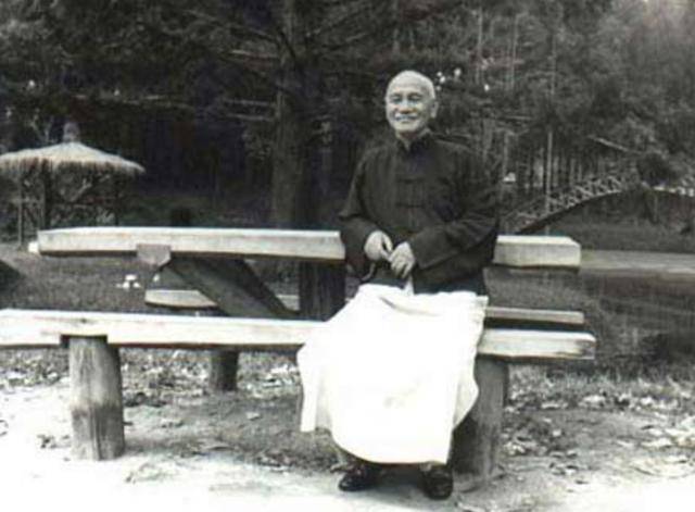 1949年新中国成立时,蒋介石尚未离开大陆,他在哪,又做了什么?