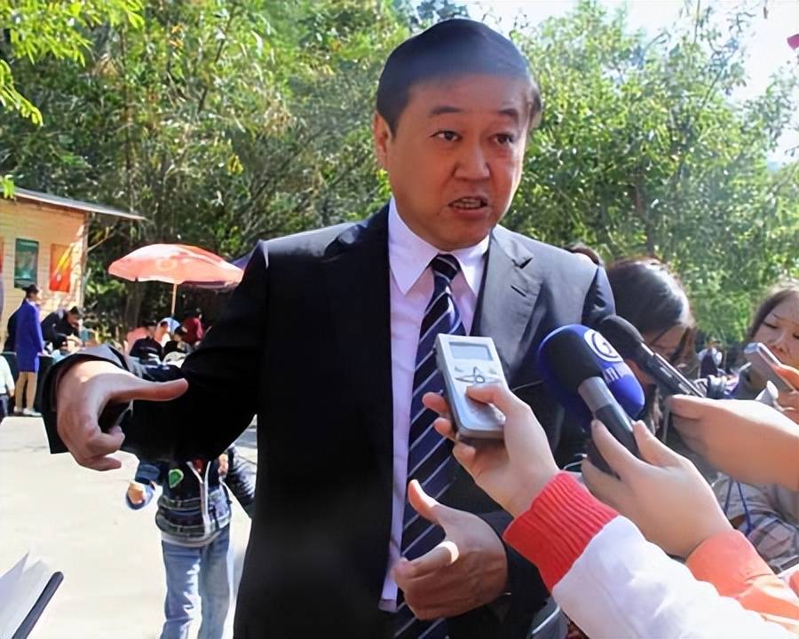 1998年岳阳大堤危在旦夕,张昌平半夜接到一个电话拯救几十万人命