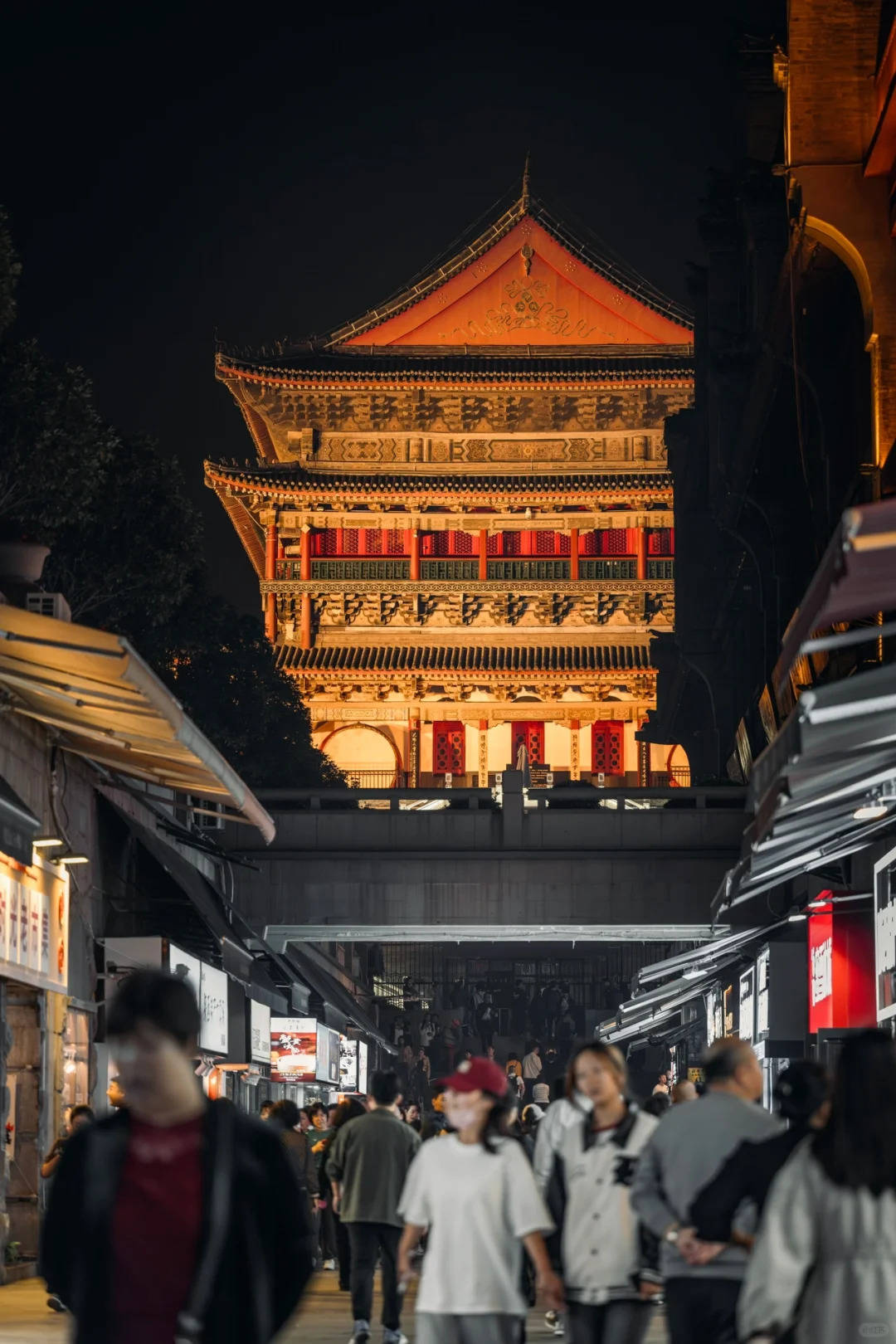 大唐不夜城在西安哪个位置,西安不夜城详细地址揭秘,99游客都走错入口