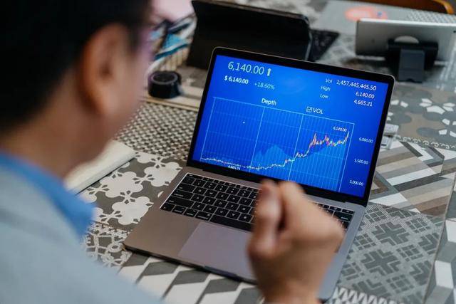 基金老将,买胜宏科技、新易盛狂赚20亿