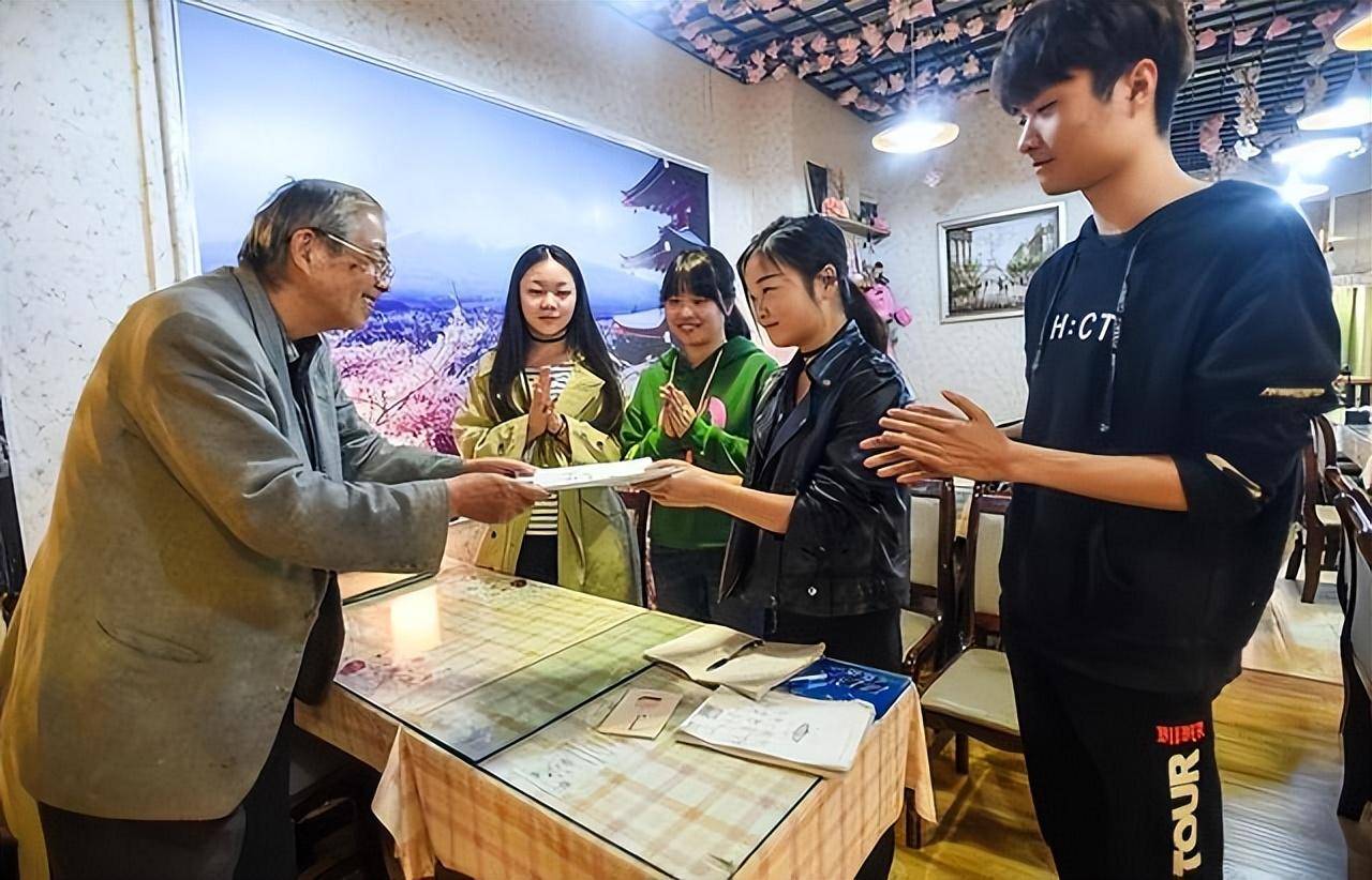 回顾:日本老人在武汉开店15年,工资3300元,将遗产捐给中国员工