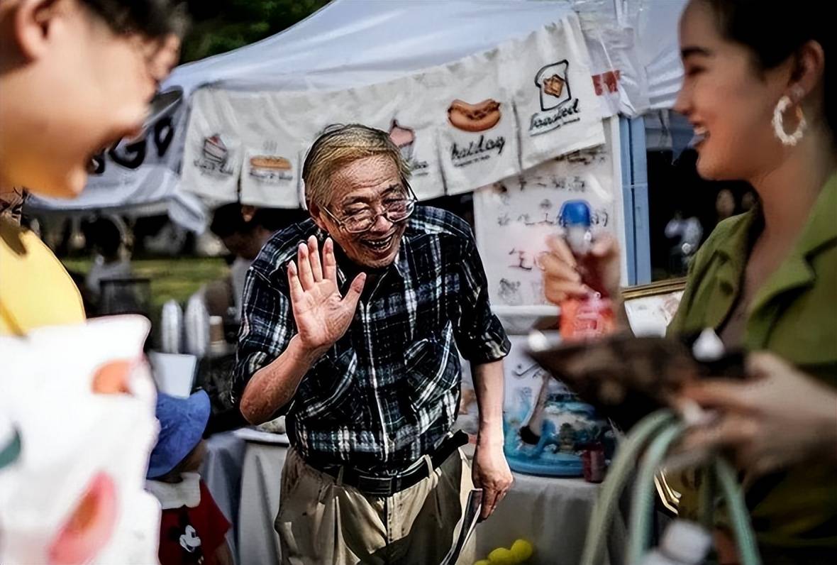 2007年日本老人迁居武汉,开店16年工资仅3300元:遗产都捐给员工