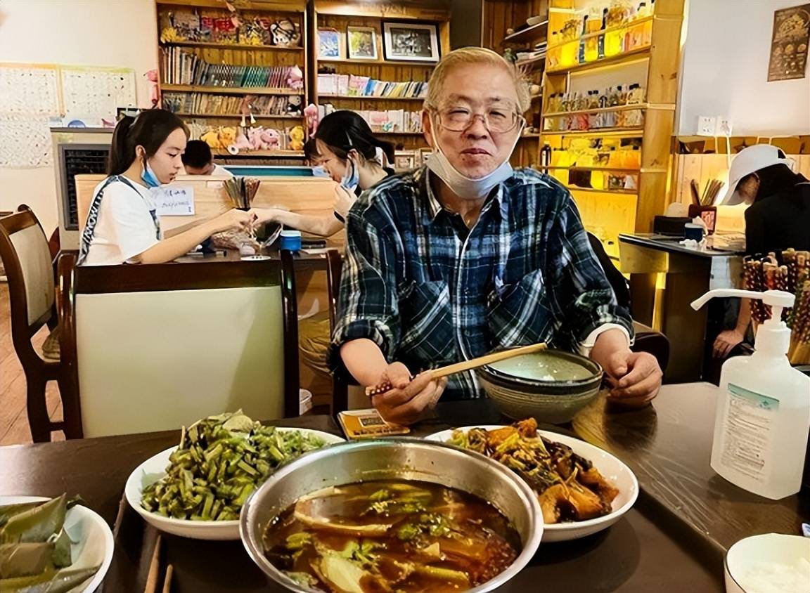 2007年日本老人迁居武汉,开店16年工资仅3300元:遗产都捐给员工