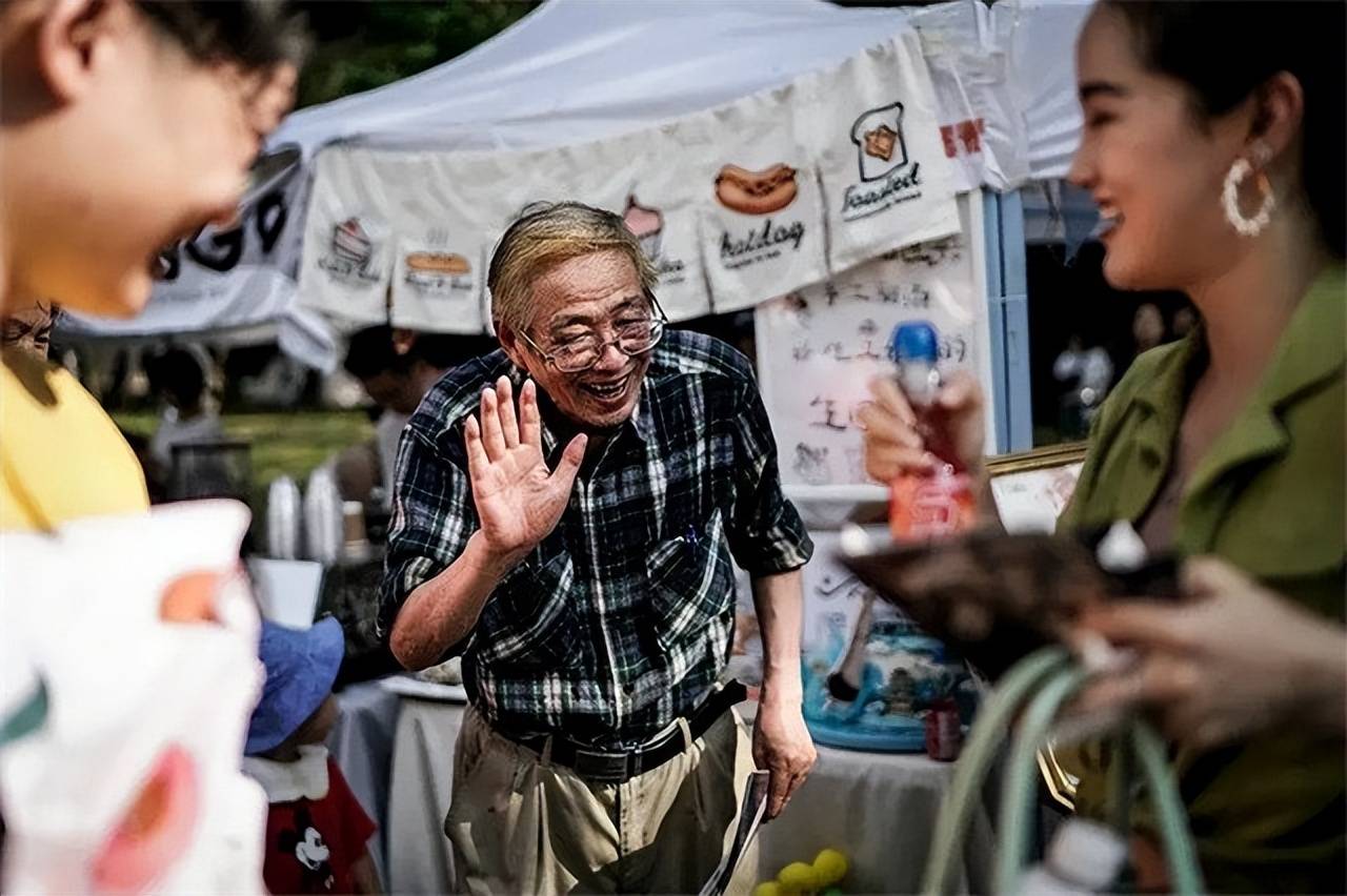 日本老人迁居武汉,开店15年只留3300元工资:遗产都捐给中国员工